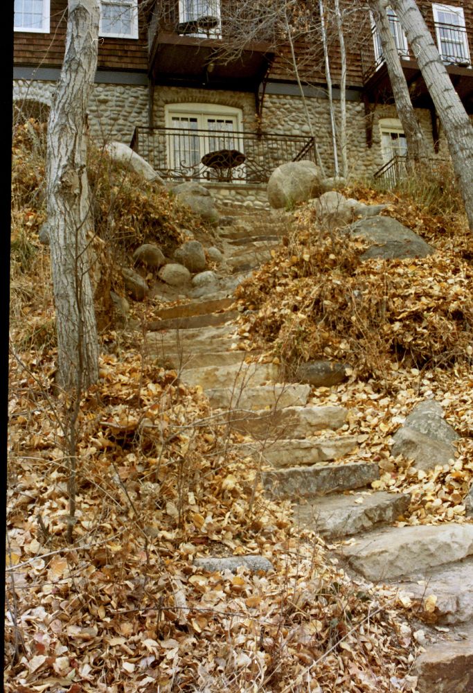 stone stairs leading up to a hotel
📸: ricoh kr super II
🎞️: portra 800