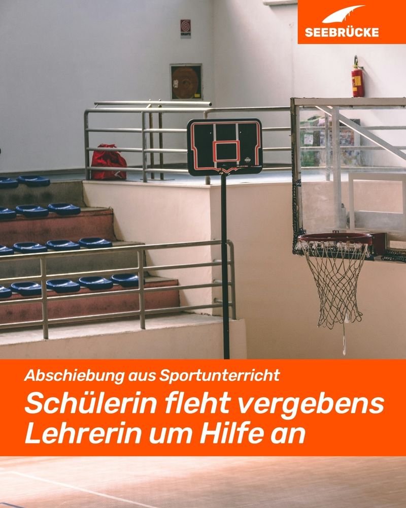 Photo of a sports hall with a basketball hoop. An orange box reads "Expulsion from PE lessons. Pupil begs teacher in vain for help". In the top right-hand corner is the Seebrücke logo in white on orange.