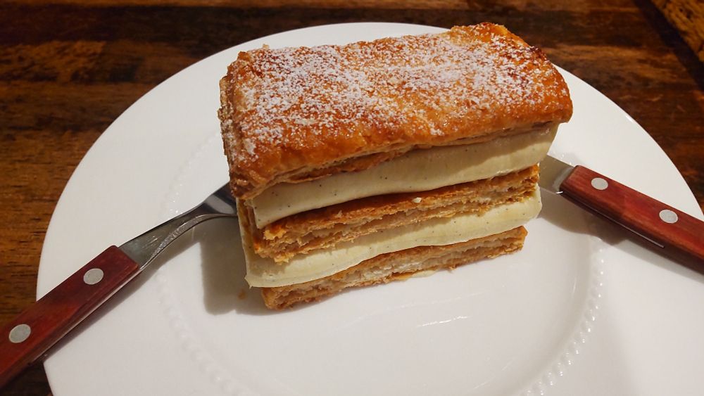 ミルフィーユ。パイ生地の間にクリームがたっぷり詰まってる。