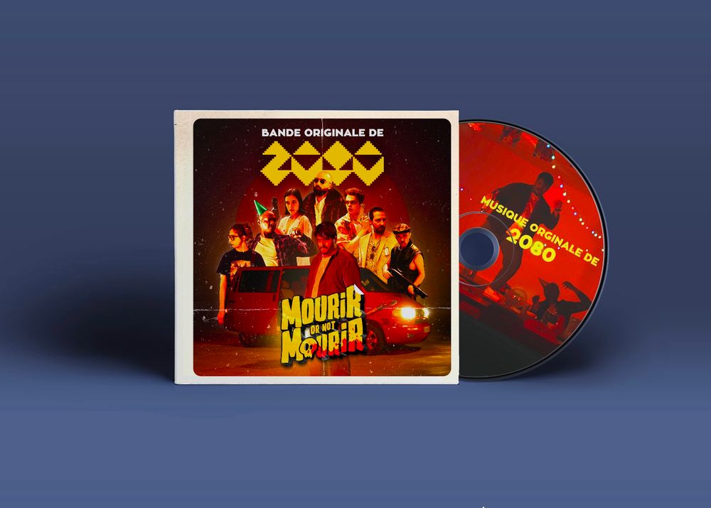 Mockup du CD de La BO du film Mourir Or Bot Mourir par 2080. On voit la pochette et un CD qui sort à moitié. Sur la pochette, l'affiche du film et le logo 2080, sur le CD une image du film où Stan, le hero danse sur une table.
