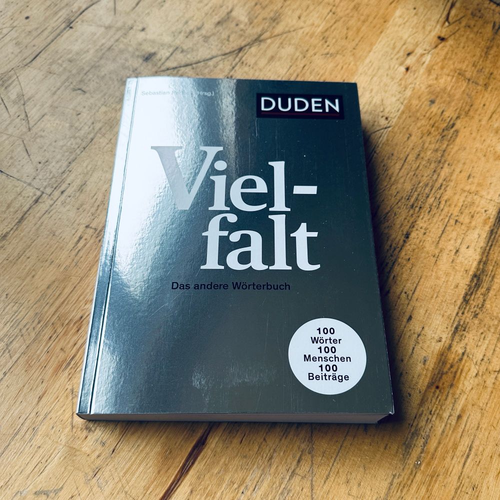 Buch vom Dudenverlag: silberner/spiegelnder Einband, Vielfalt in großer Schrift