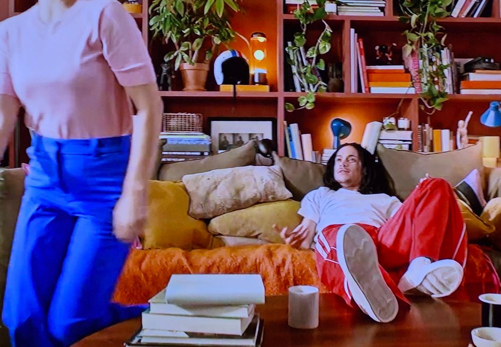 guy who looks like he might break out singing 
you not rrrh rot
dot n dot n dot per rot
dot n not n dot per
n dot chi cot n dot rrr ah
dot dot ki o ma gri a dot
dot ers a pa ta ko
some play to we
a dot think up a bite rah
sometimes you might
ooh ooh rrrh
we thought we might
dot be mer hot something
what are you ma ah
do bro what are mines is
dot ooh ooh
rot in dot n bite
ooh na na er na he
woo hoo rah
ate no hoo dot er ha
ya dot im wer rah
Twist