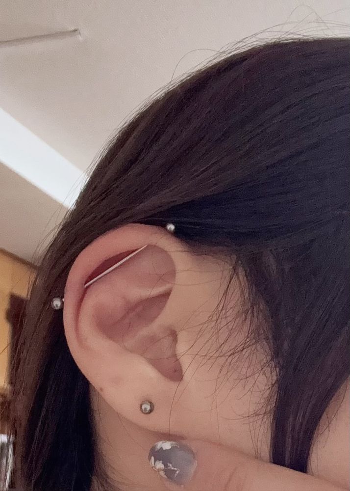 インダストリアルピアス(2点の穴を通すやつ)があいたぼくのみみ