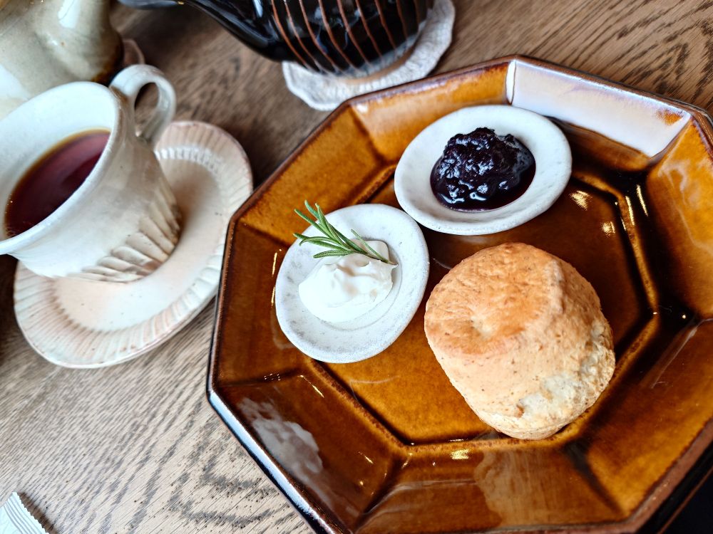 紅茶とスコーンの写真です