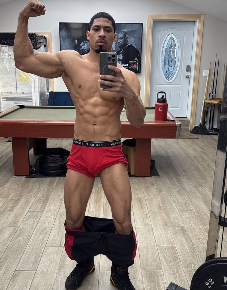 COME CLOSER! WHAT IS THE NAME OF THE SNEAKERS?