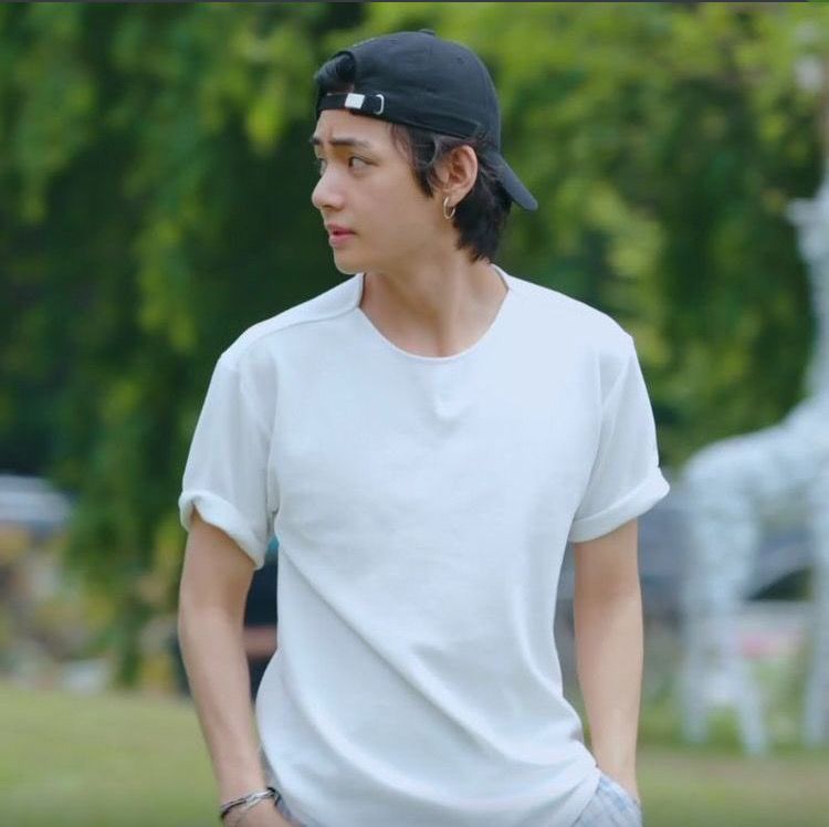 The ur-frat boy/fuck boi Tae from In the Soop 1. Backwards white baseball cap over long dark curly hair & white T shirt. He’s in profile looking over to his right, and his adams Apple is prominent. A timeless dream boat. 