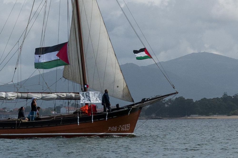 Un barco na marcha de apoio