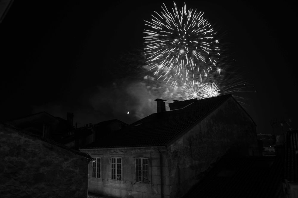 Fogos de artificio sobre os tellados de Compostela