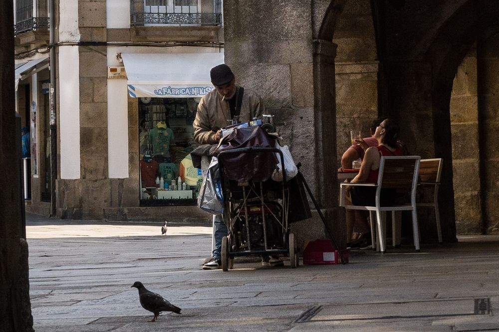 Un afiador na Rúa do Vilar en Compostela.
