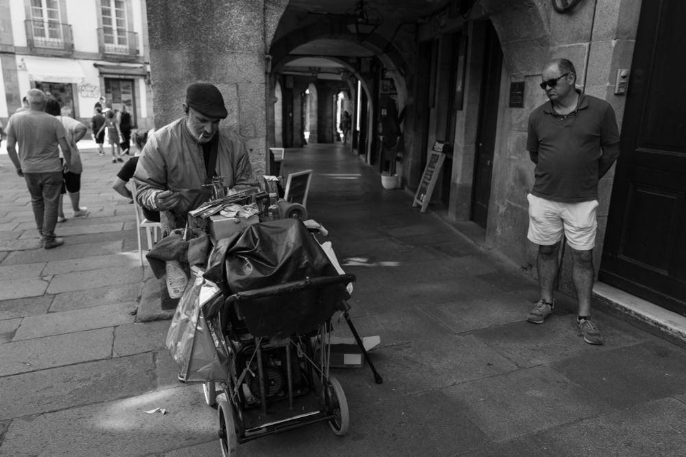 Un afiador na Rúa do Vilar en Compostela.