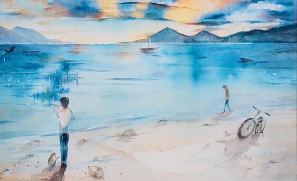 Xiao Zhan's illustration of his perfect day: a watercolor painting of a sandy beach and a large blue lake with mountains in the distance, beneath a golden sunset and clouds. The water is a bit choppy, with boats here and there, and a bird flying low off the edge of the frame to the left. To the right of the frame, a boy is walking along the edge of the water; a bicycle stands nearer to the viewer, closer to the right edge of the frame. Down left, a boy in a white shirt and blue pants faces the water, pointing towards the bird flying off. A little calico cat sits by his side. A big conch shell is on his other side. 