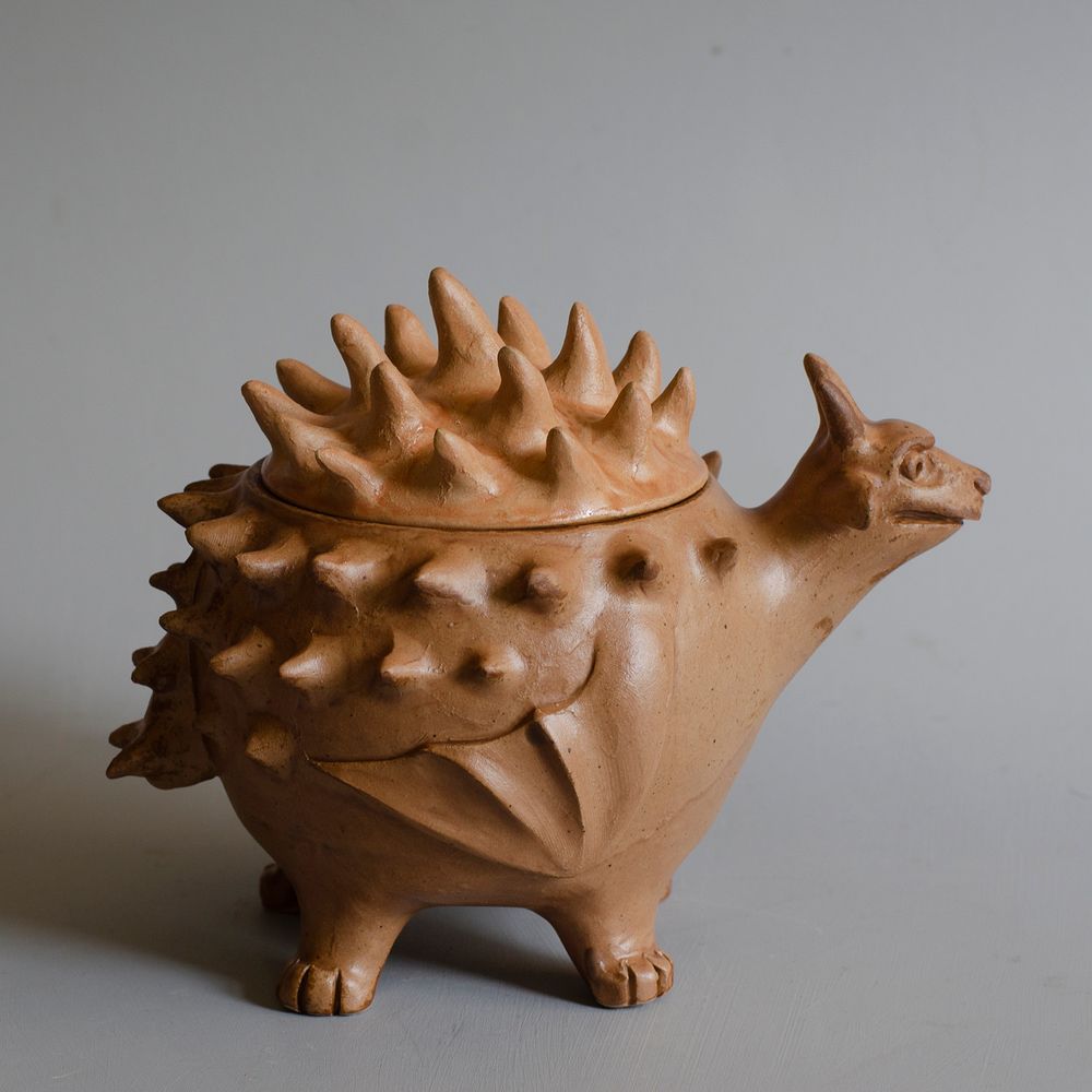The same pot but seen from the side. Now the spiky tail is visible. 