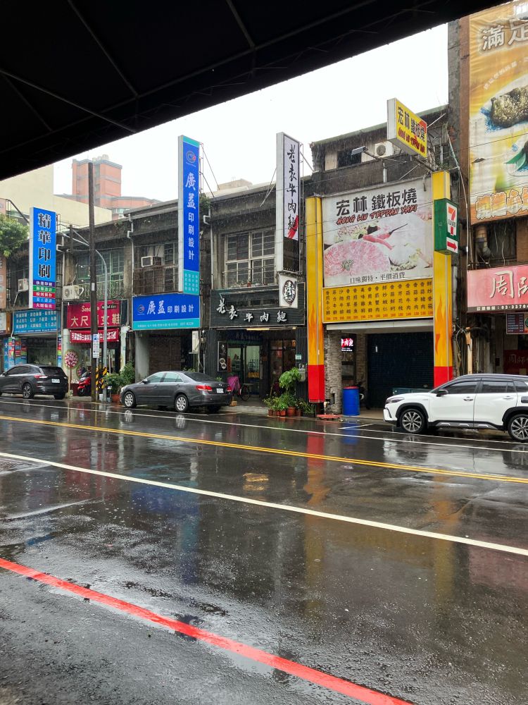 台湾(桃園市)の街並み。こんな感じで比較的昔からの建物もあれば1ブロック先には高層マンションが建ってたりしていて、新旧が入り混ざっている。個人的にこういう街並み大好き。