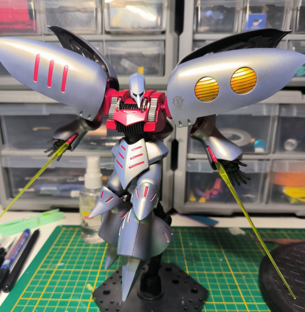 It's the Hguc Qubeley (revive), painted with a different color scheme than usual: instead of the white, the armor is now silver, with slight purple and yellow reflections; the pink details are instead a pearlescent red, and the blue ones are orange-ish gold