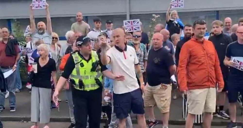 Counter-protesters have faced-off a far-right demonstration in Falkirk, outside of a former hotel housing asylum seekers