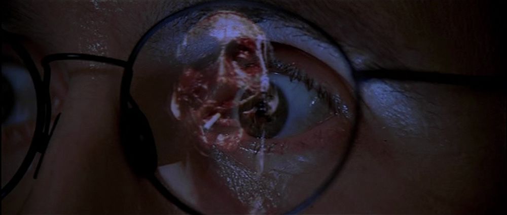 Nicolas Cage sans visage se reflétant dans une pair de lunette