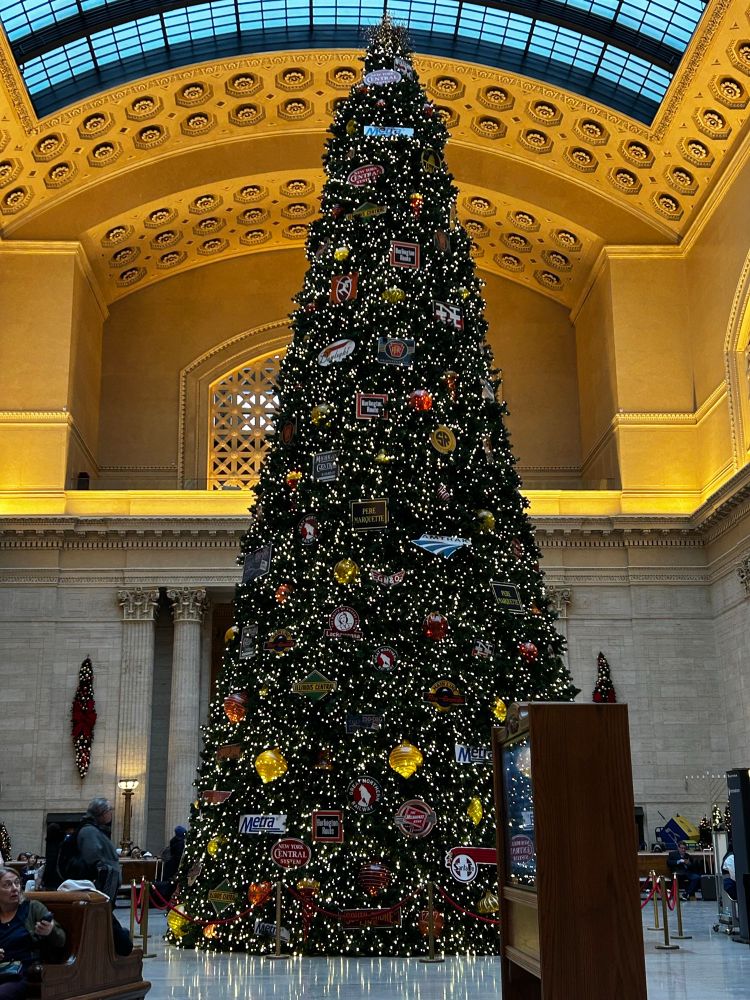 Image of decorated Christmas tree in the Great Hall at Union Station in Chicago. 