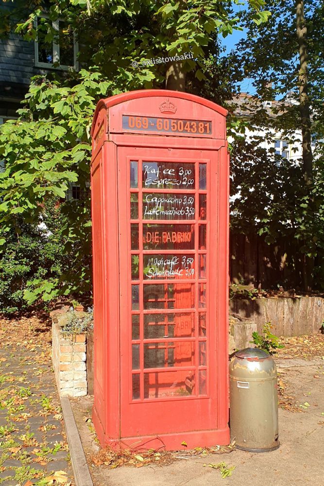 Das Bild zeigt eine rote britische Telefonzelle. 