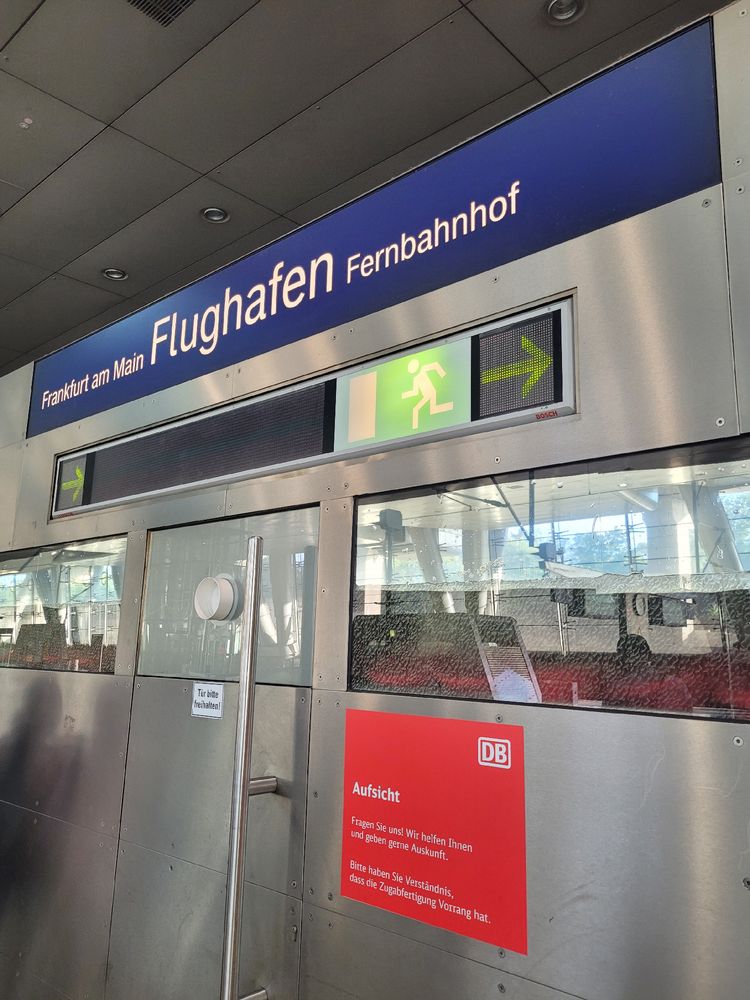 Schild des Bahnhofs Frankfurt Flughafen 