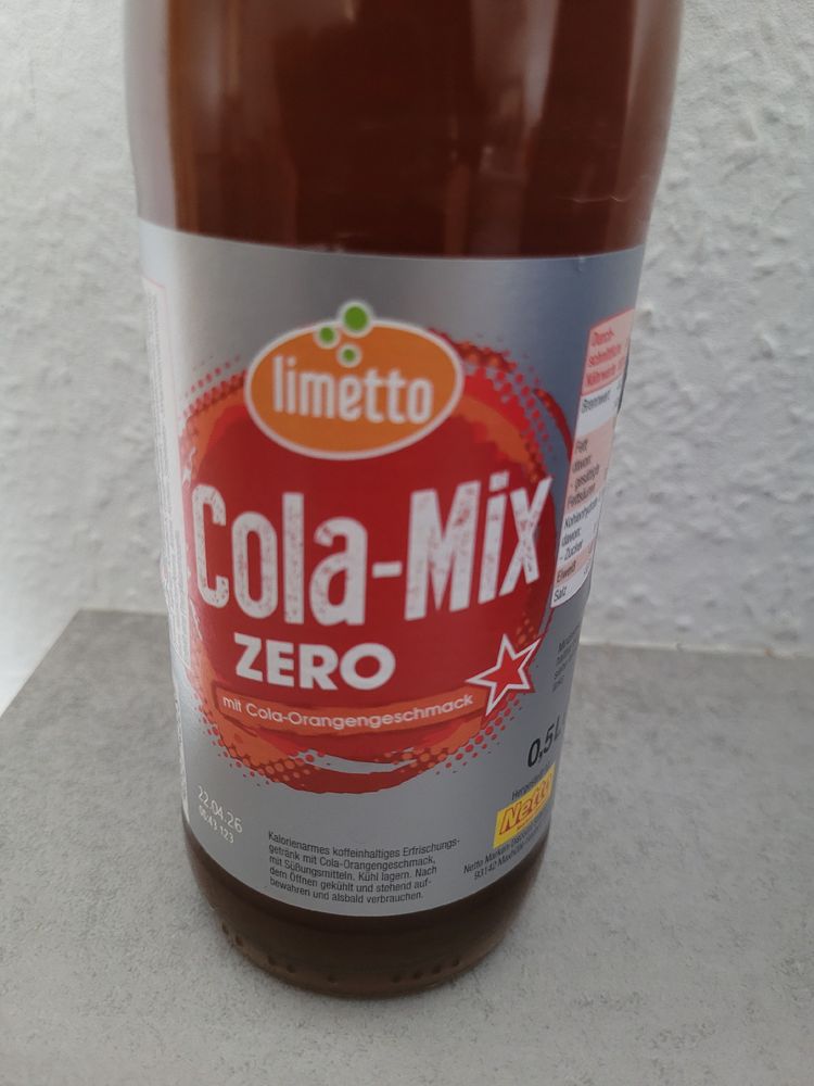 Eine Glasflasche Cola-Mix Zero