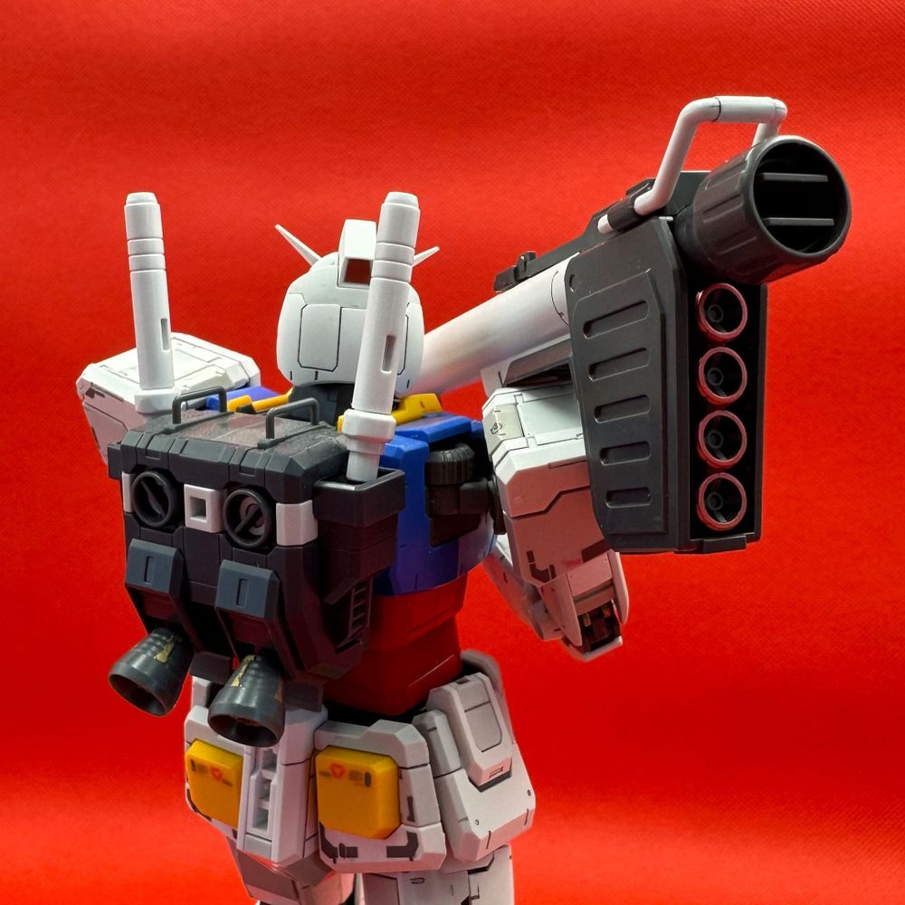 A picture of the Master Grade RX 78-2 1/100 model. The picture is taken from the back of the model, showing the rockets in the hyper bazooka. 