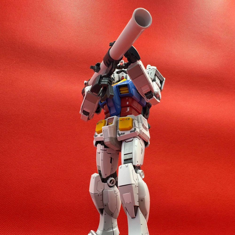 A picture of the Master Grade RX 78-2 1/100 model holding the hyper bazooka. 