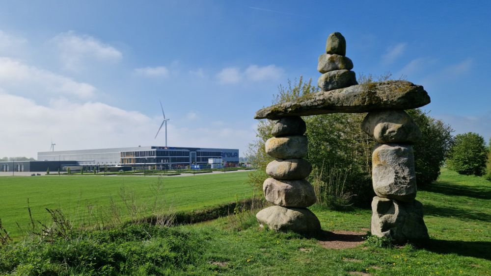 De Poort van Drenthe, pal naast een distributiecentrum. 