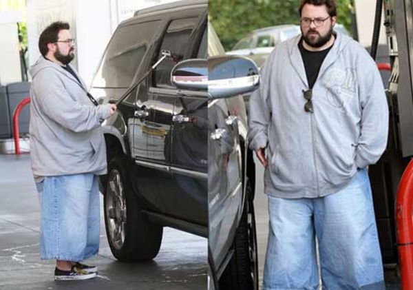 Old shots of Kevin Smith at a gas station in huge wide-leg jorts 