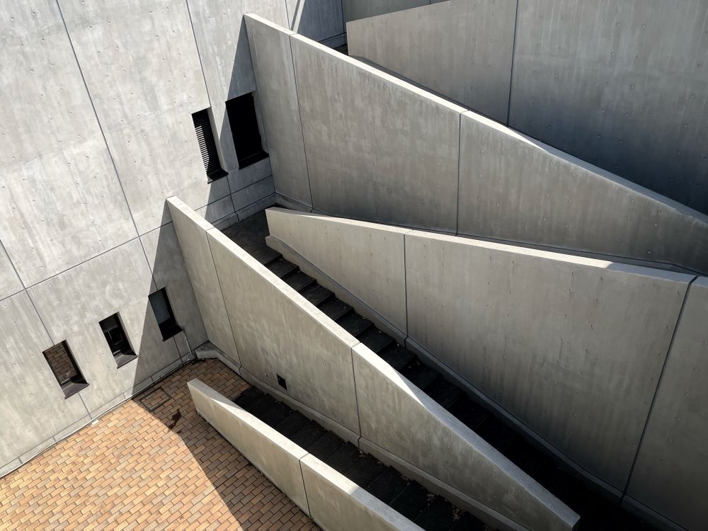 折り紙のように重なったつづら折りの階段