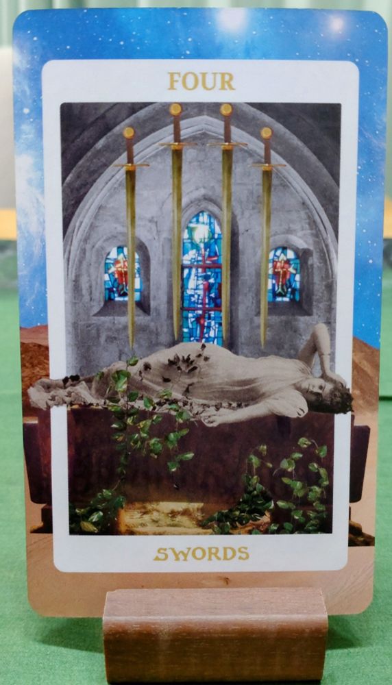 ソードの4
女性が一人、横たわっている。とても気怠そうである。