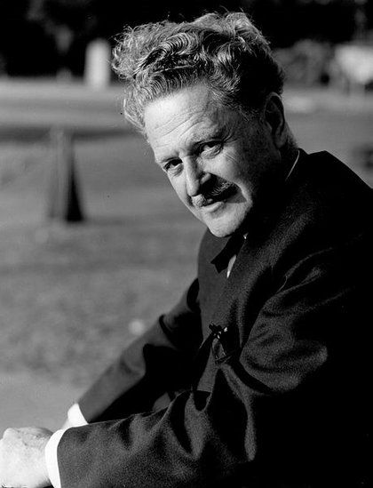 3 Haziran 1963’te aramızdan ayrılsa da #NazımHikmet, hala “bir ağaç gibi tek ve hür, bir orman gibi kardeşçesine” yaşamayı öğretiyor.
