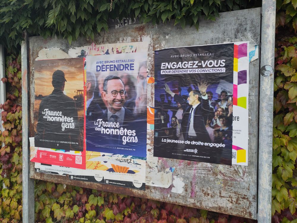 3 affiches de la campagne "la France des honnêtes gens" sur un panneau