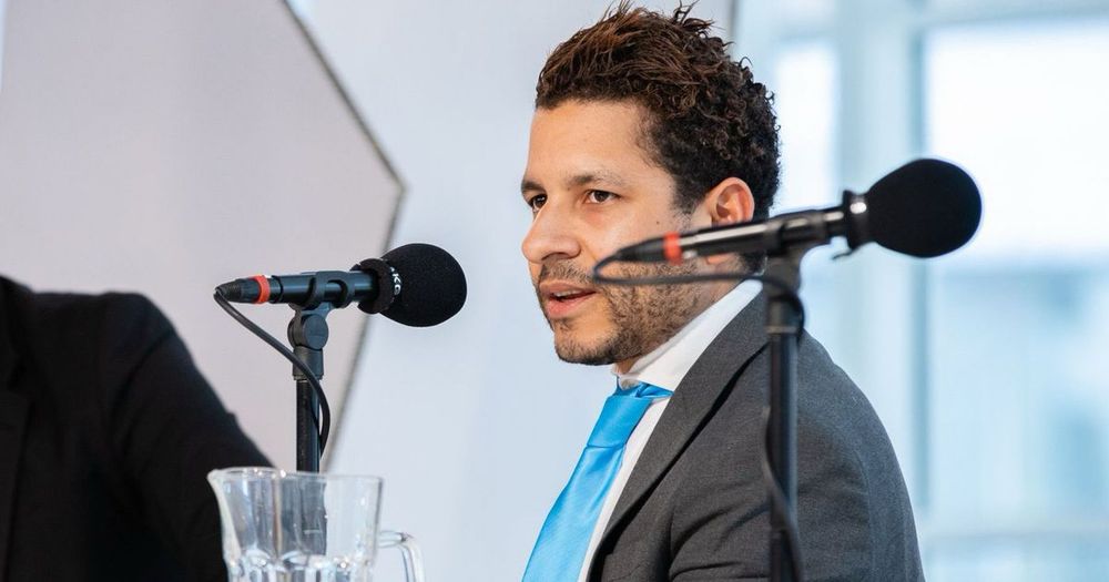 Raadslid Sebastian Kruis van de Haagse PVV is blij dat zijn persoonlijke adoptiedossier klopt. Afgelopen jaar ontmoette hij zijn biologische moeder in Colombia. Hier ging een flinke periode van twijfe...