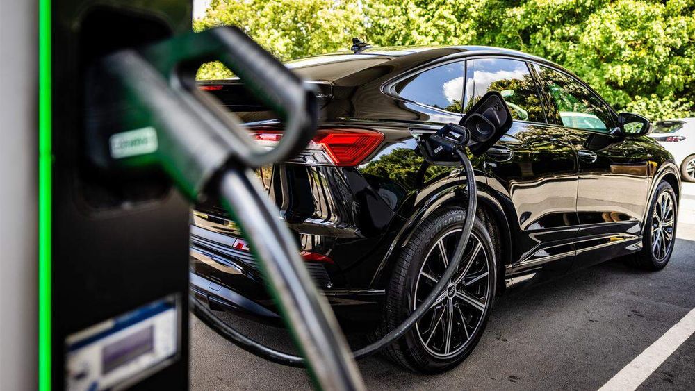 Het risico op fraude met laadpassen voor elektrische auto’s leek lange tijd laag. Nu dringt bij aanbieders het besef door dat ze hun passen en druppels beter moeten beveiligen. Want frauderen blijkt doodeenvoudig.