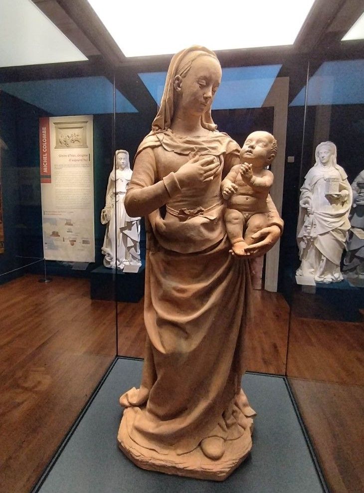 Vierge à l'Enfant. Terre cuite.