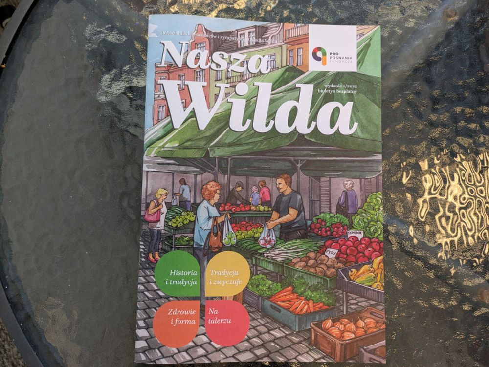 Okładka kwartalnika "Nasza Wilda", na którego okładce jest rysunek przedstawiający codzienny handel na Rynku Wildeckim, gdzie sprzedawca pakuje warzywa w siatkę klientce. Na dole są hasła "historia i tradycja", "tradycja i zwyczaje", "zdrowie i forma", "na talerzu". W rogu jest logo fundacji Pro Posnania.