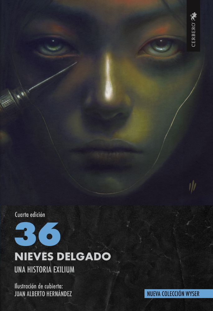 Ilustración cuadrada que muestra un rostro en primer plano, frontal, mirando a cámara con una mirada seria y fría, sin emoción ninguna. La cara tiene una fina línea blanca que le delimita la parte frontal del rostro, como si pudiera quitársela tal que si fuera una máscara. Vemos una especie de instrumento metálico acabado en una aguja, quizá una jeringuilla, aunque también recuerda de alguna manera a un soldador, cuyo filo está posado justo debajo del lacrimal derecho de la persona retratada, a la izquierda de la imagen. No parece tener intención de parpadear a pesar de la cercanía de la aguja. Un pasote de ilustración, porque Juan Alberto es una máquina. Anda que no. 

texto: 
Cuarta edición 
“36”
UNA HISTORIA EXILIUM