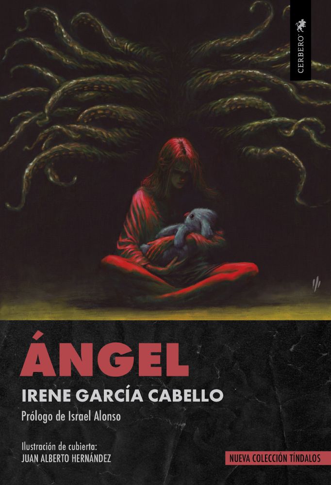 Ilustración de cubierta en tonos rojizos y verdosos, pero verde enfermo, como de lámpara de sarro. En el centro de la ilustración, bañada de un rojo intenso que podría estar camuflando manchas de sangre tenemos a una mujer sentada en mariposa acunando un peluche que tiene pinta de llamarse Abracitos, o Don Pimpón (sin parecerse en nada al Don Pimpón original). Lo mira con gesto amantísimo. Es una madre, acunando a su hijo, protegiéndolo, vigilando su sueño. Pero su cara, además de amor, también revela resignación, pesadumbre, angustia, dolor. El muñeco, siendo también un muñeco y por tanto una figura inánime, se las arregla bajo los dedos de un Juan Alberto Hernández en estado de gracia para parecer también triste, también apesadumbrado, también fuera de lugar. Como fuera de lugar sin duda están los enormes tentáculos verdes, húmedos y amenazantes que surgen por detrás de la pareja central, como de entre las sombras, como si quisieran abrazar a la madre y al hijo, como si quisieran engullirlos. 