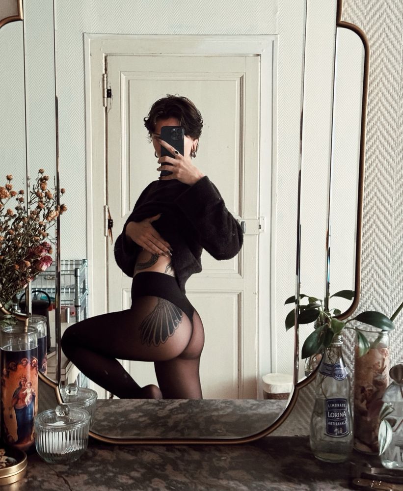 Żądza showing her thighs and a little bit of her back tattoo
