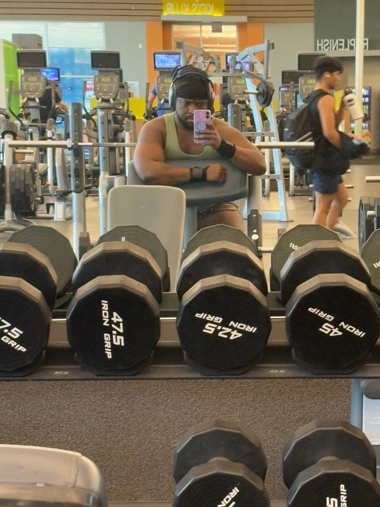 Selfie of me flexing in the gym 