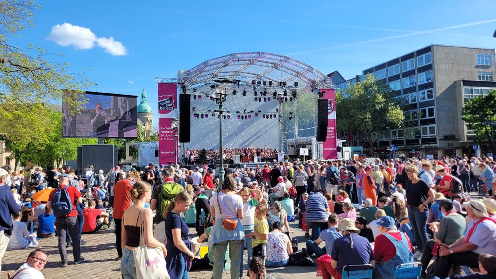 Bühne beim Eröffnungsgottesdienst auf dem Opernplatz in Hannover. 