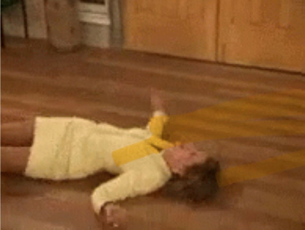 La dame en tailleur jaune de la photo précédente n’a pu éviter le malaise et son brushing est foutu. Étalée sur le sol elle n’est plus chic et distinguée.