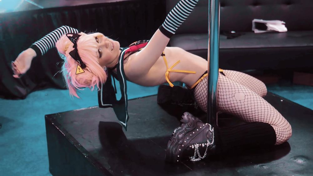 Me pole dancing at Exxxotica New Jersey in 2023! This is a screenshot from a FREE BTS video!