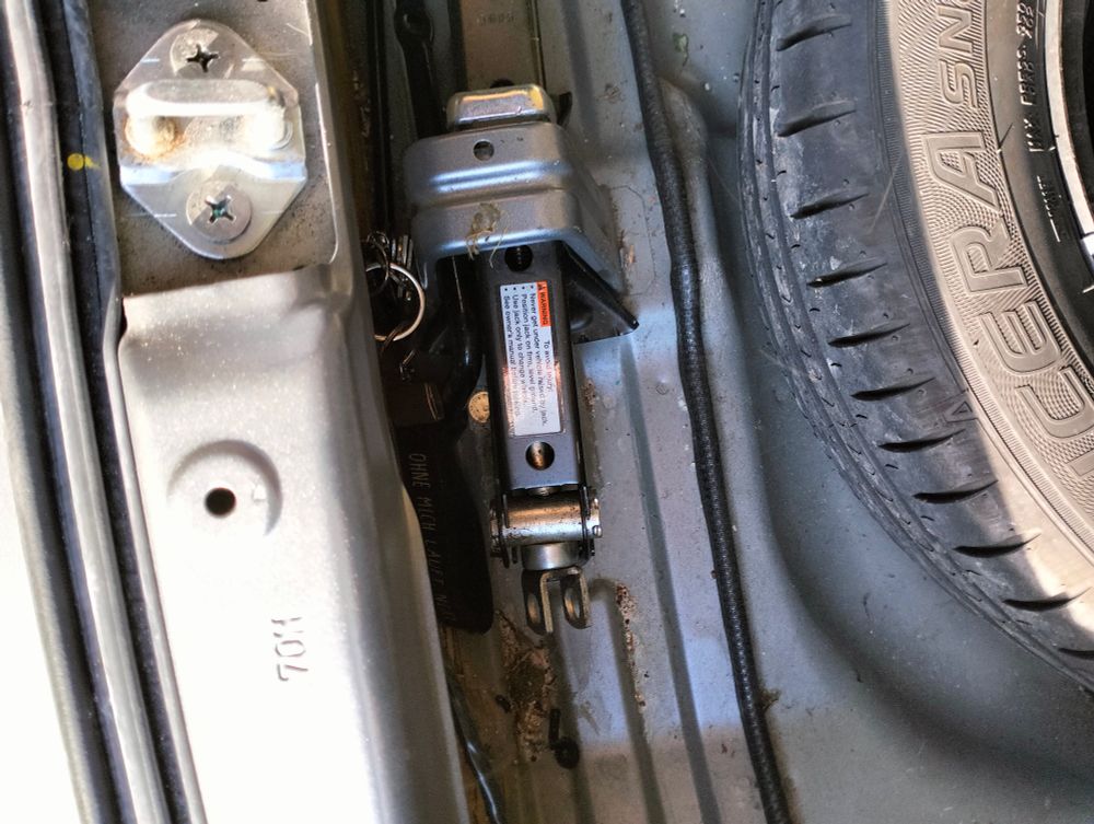 Ersatzrad, Wagenheben, ganz links an der Seite ein Schlüsselbund der aber kaum zu sehen ist. Alles in eimem Koffraum