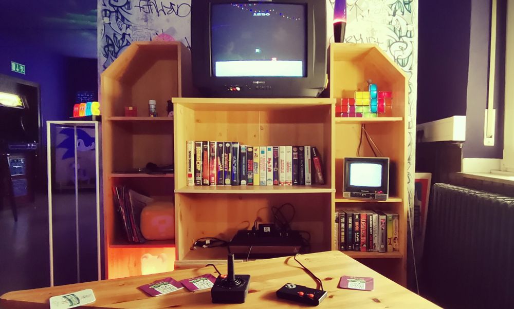Ein Foto der Regalwand in unserer Wohnzimmer-Ecke mit Röhren-Fernseher und Atari-Konsole! 