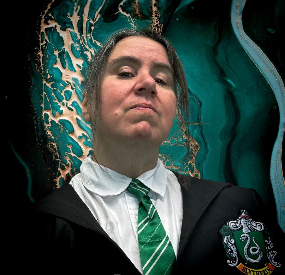 Selfie avec un uniforme de Serpentard. 