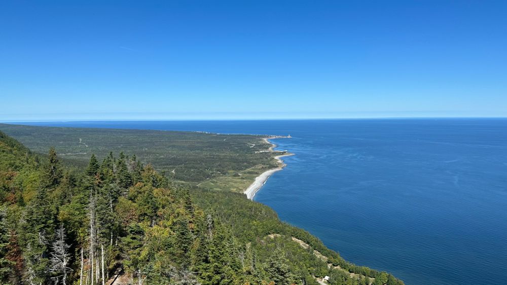 Vue en hauteur de la côte de Cap-des-Rosiers. 