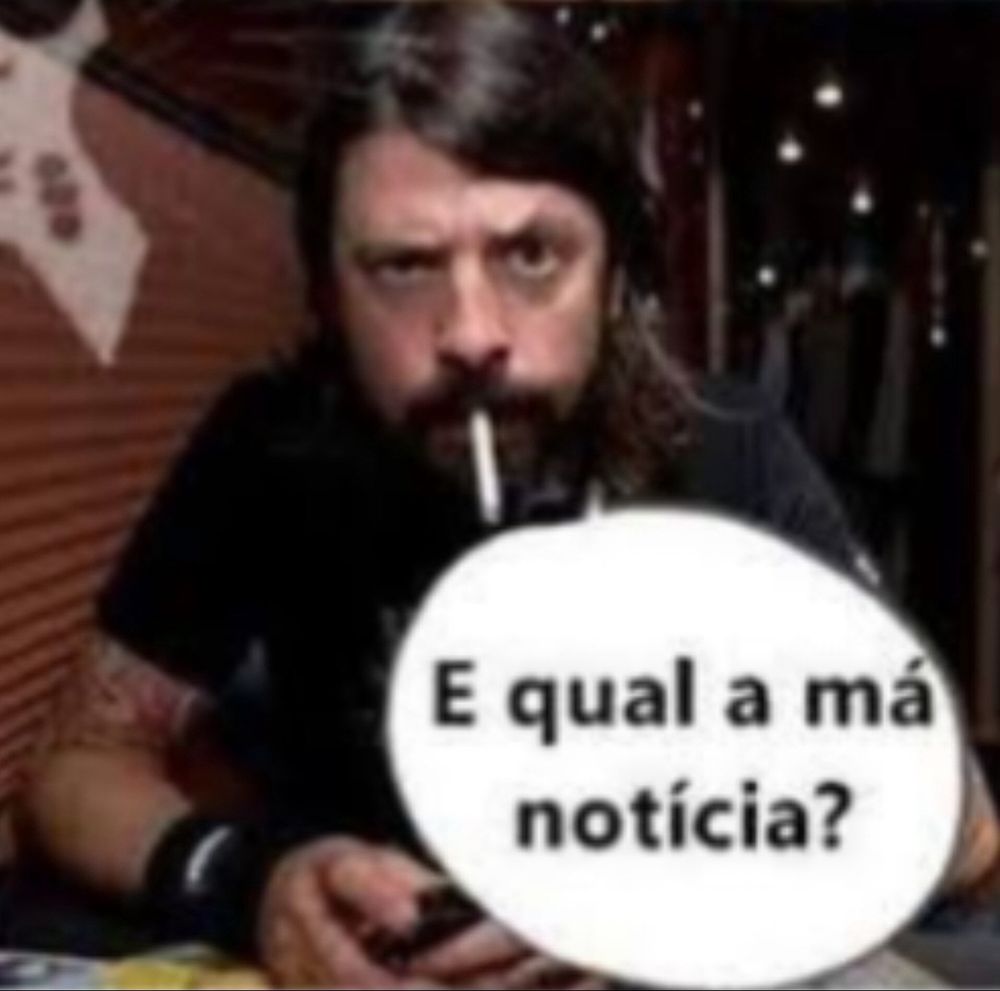 Homem de barba encarando com um balão de fala escrito "E qual a má notícia?"