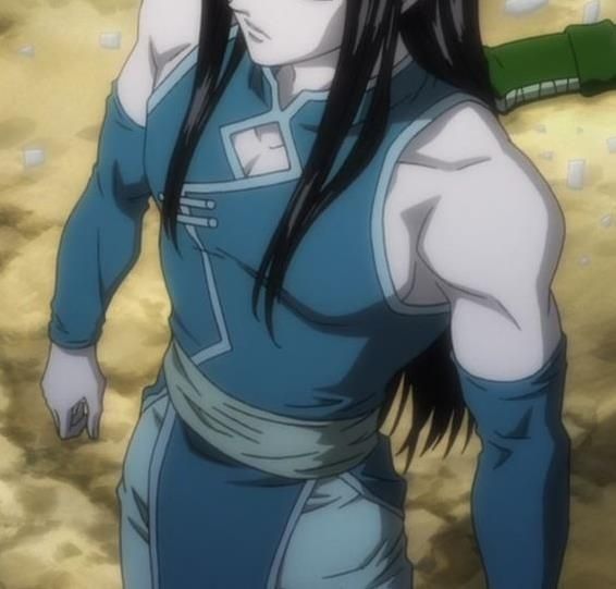 Illumi Zoldyck, personagem de Hunter x Hunter. Homem alto, pálido, com cabelos longos, pretos e lisos. Seu corpo esculpido com músculos definidos é adornado por uma roupa que eu nem sei descrever direito, parece um daqueles vestidos tradicionais japoneses meio sexy, em uma cor de azul esverdeado, com uma calça mais clara por baixo, um cinto simples de pano verde e mangas (não a fruta) nos braços naquela cor de azul esverdeado, tipo luvas bem longas mas sem cobrir as mãos.