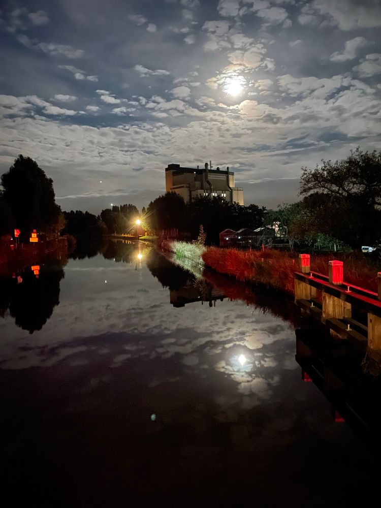 Ons dorp, in de nacht